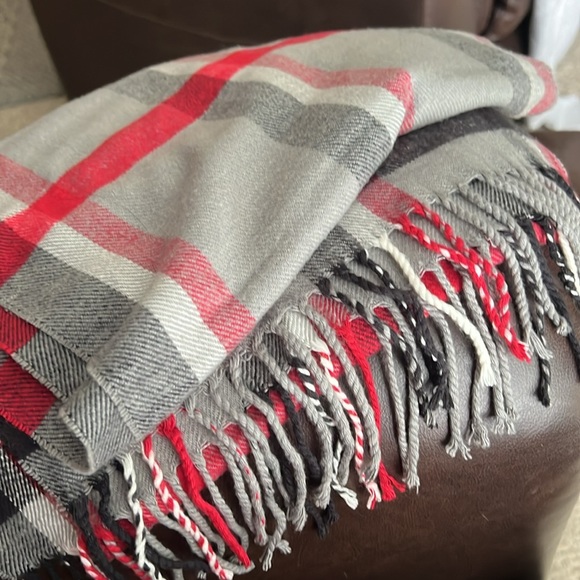 Scarlett and Gray plaid scarf - Picture 2 of 4